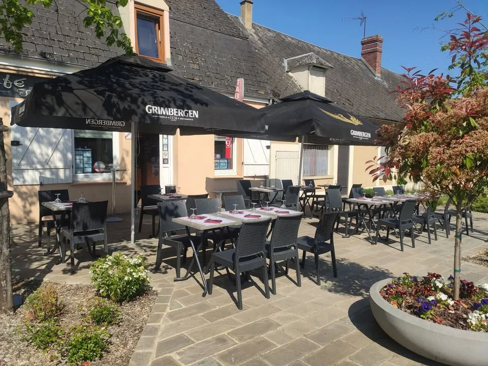 La terrasse ensoleillée du Café de la Place à Bailleau-l'Évêque